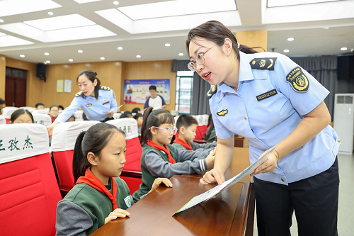 紅淮護(hù)苗進(jìn)校園 執(zhí)法護(hù)航助成長(zhǎng)
—— 淮北市文化市場(chǎng)綜合行政執(zhí)法支隊(duì)開展主題活動(dòng)